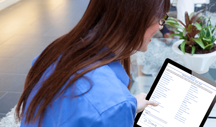 Patient-with-ipad-and-iForm